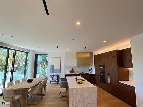 2nd image of 706 N Doheny Dr #304