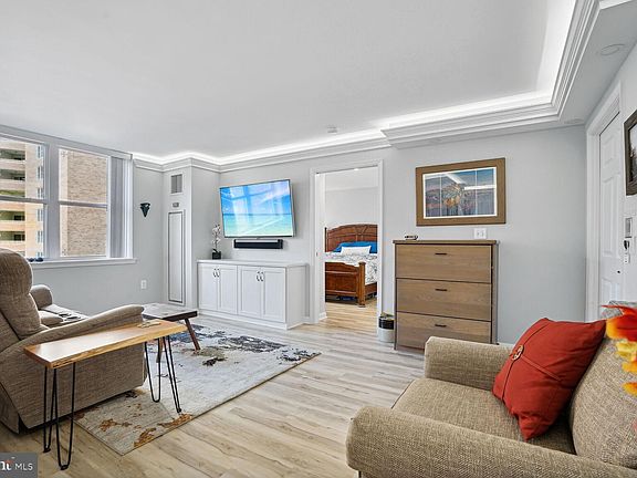 4th image of 900 N Taylor St #824-826
