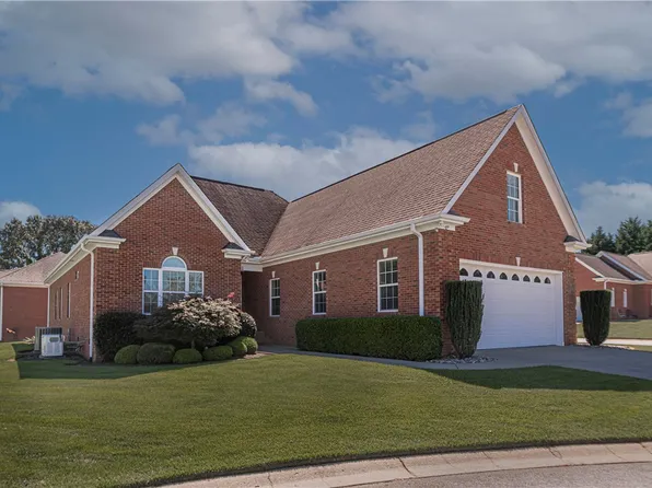2 Hartsfield Ct, Easley, SC 29642