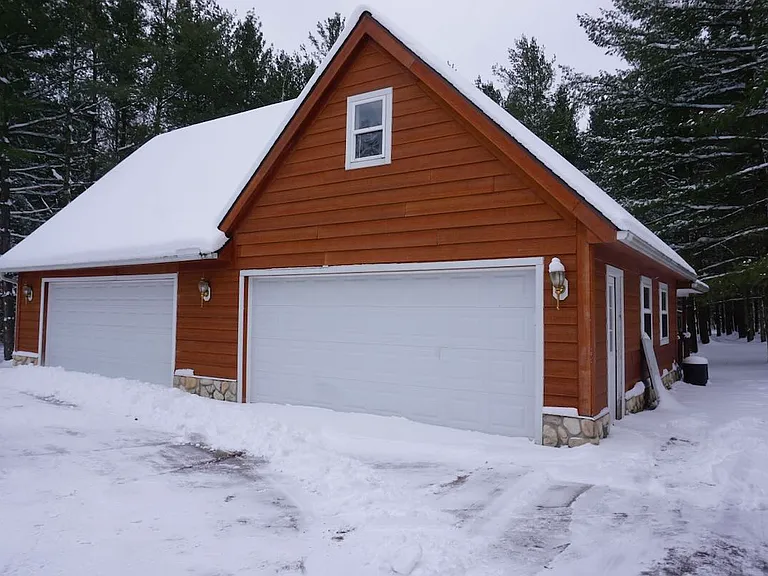 Detached garage