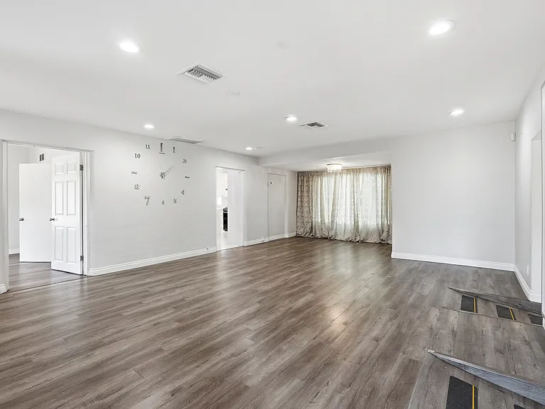 8647 Corbin Ave — Photo 12