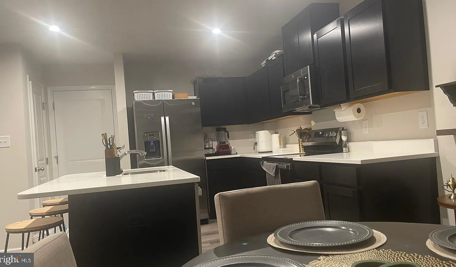 4 bed, 2.5 bath, 1660 sqft, $2,199 — Photo 3