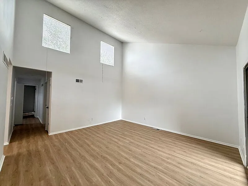 2 bed, 1.0 bath, 891 sqft, $1,050 — Photo 3