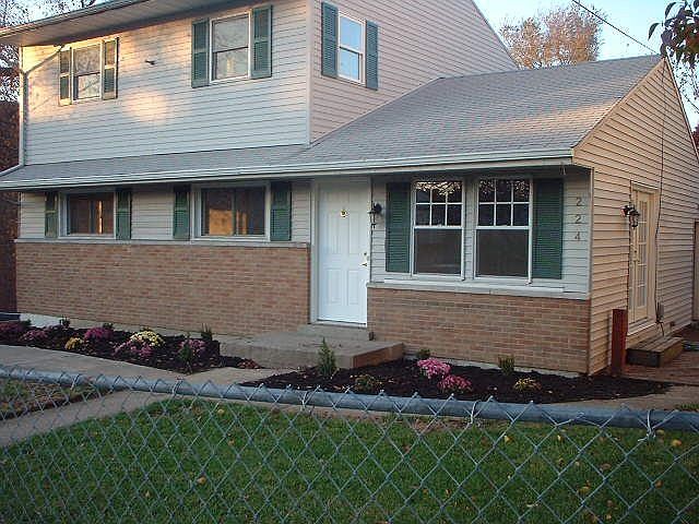 1st image of 224 E Ross Ave