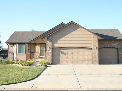 1220 N Oak Ridge Cir, Goddard, KS, 67052