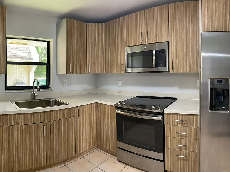 1721 SW 40th Ter #B — Photo 2