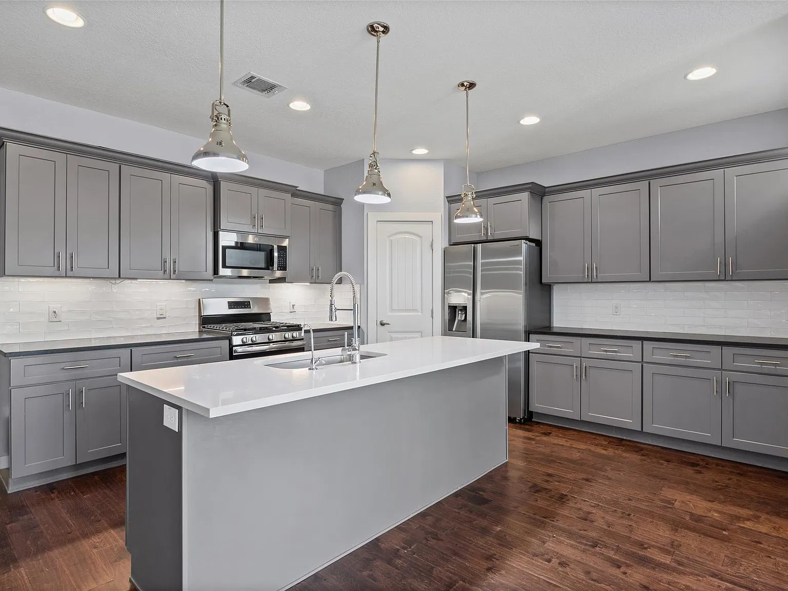 4 bed, 3.0 bath, 2101 sqft, $3,200 — Photo 3