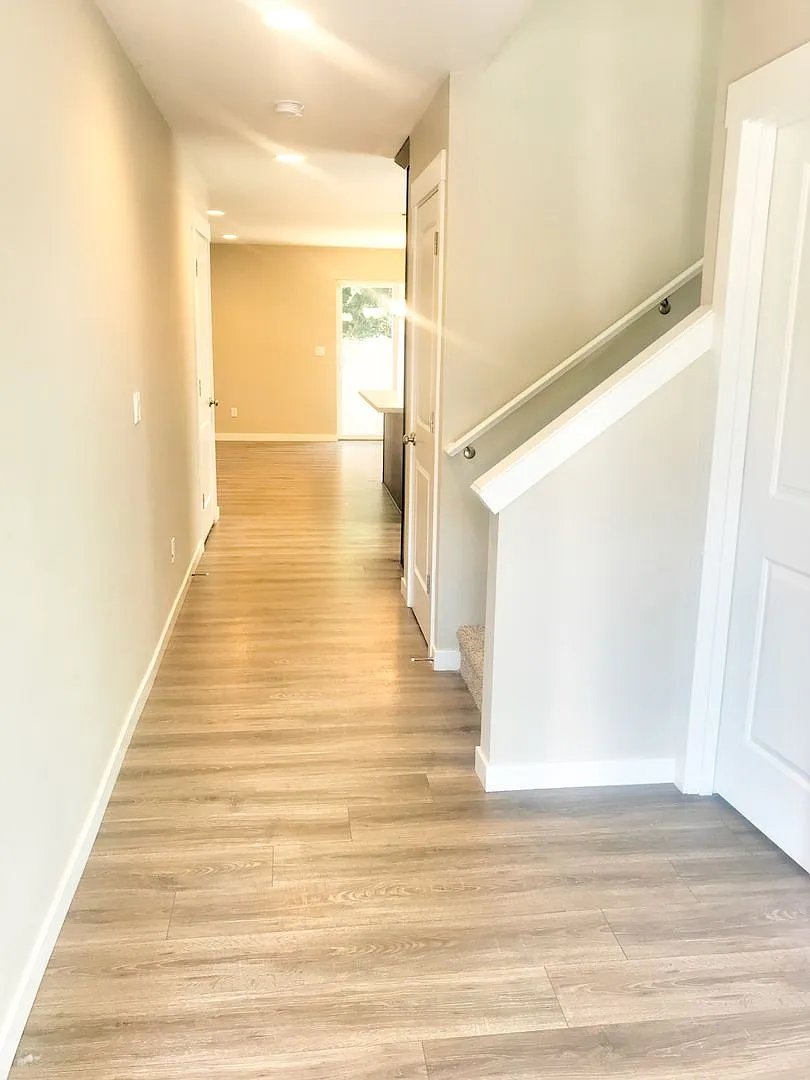 Mt. Scott-Arleta Newer Construction Home with AC, Attached Garage, Fenced Backyard — Photo 2