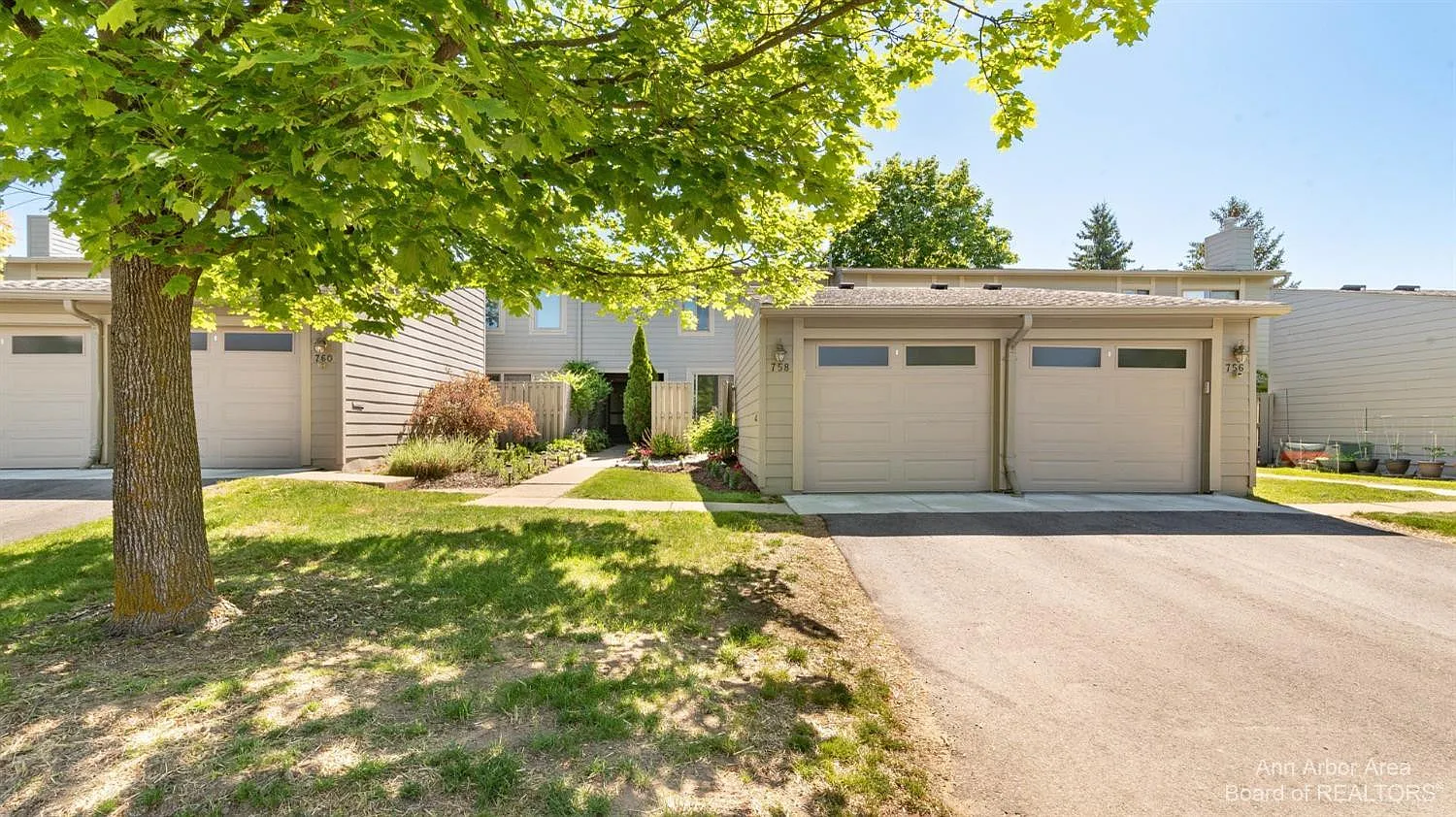 758 Watersedge Dr photo 1