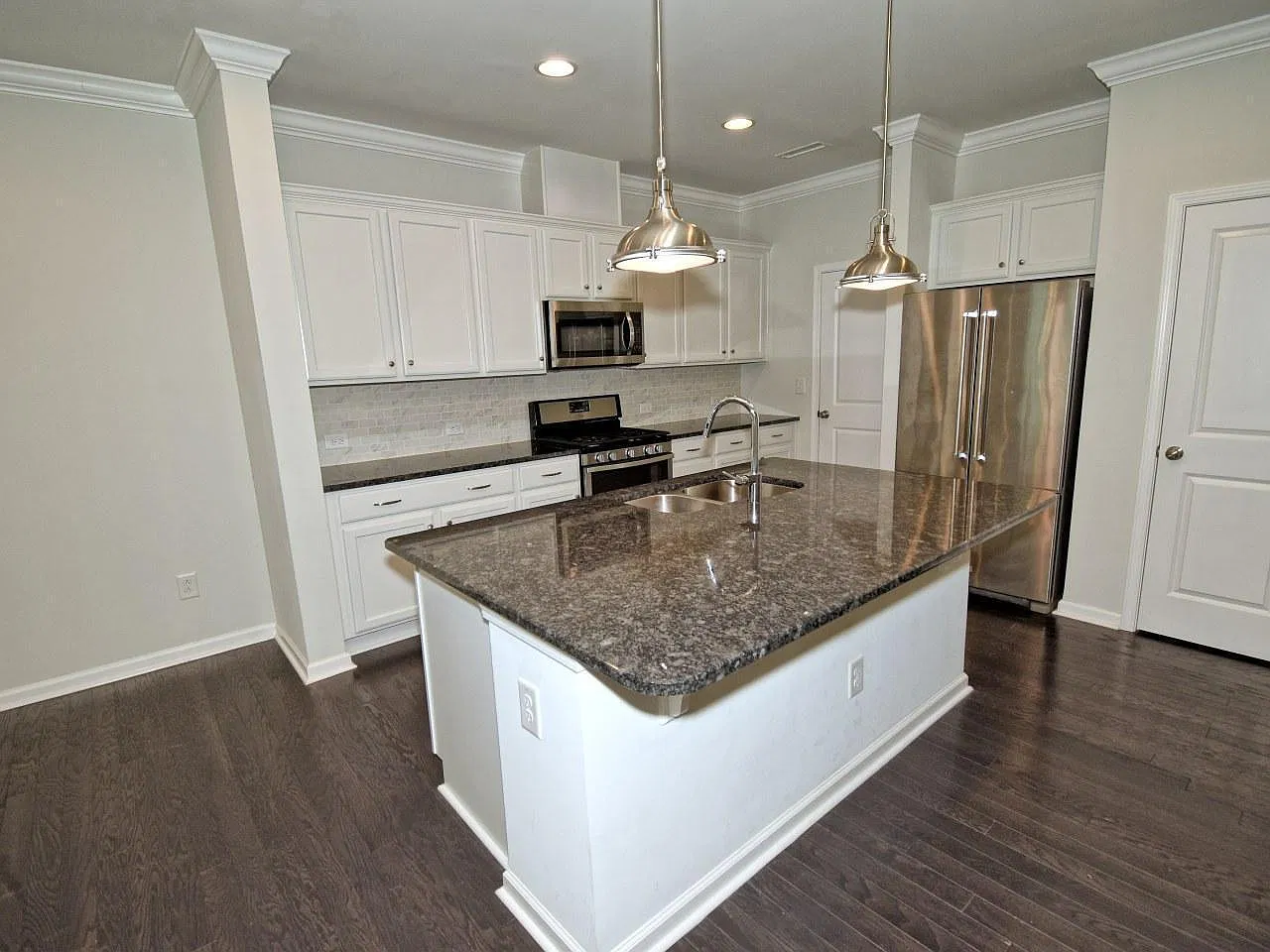 4 bed, 3.5 bath, 2480 sqft, $2,100 — Photo 3