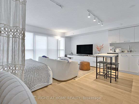 4th image of 87 Peter St Unit 1406