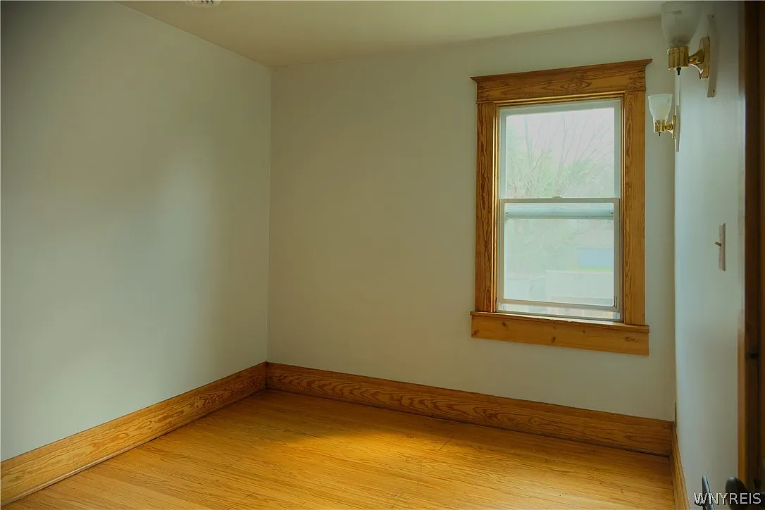 3 bed, 1.0 bath, 1055 sqft, $1,400 — Photo 2