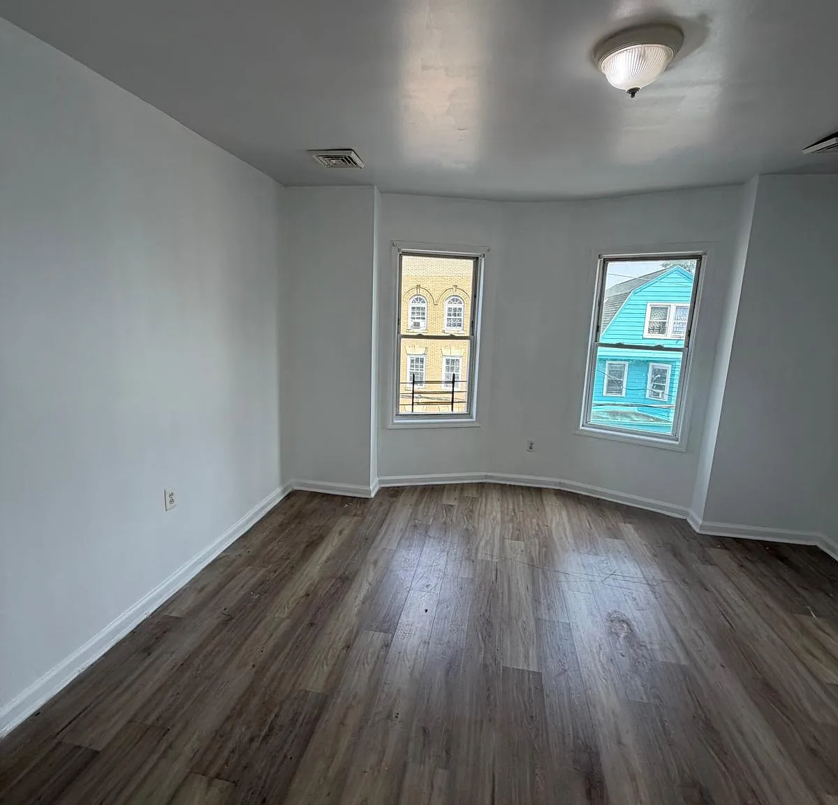 3 bed, 1200 sqft, $2,100 — Photo 4