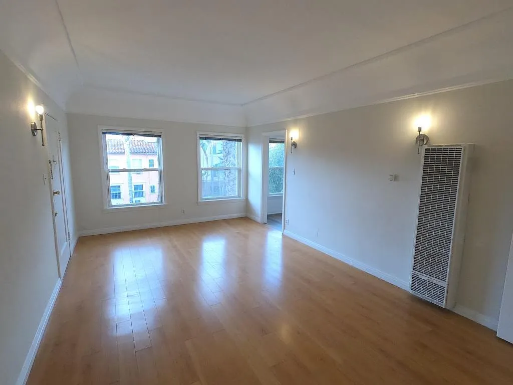 Building Photo - 112 S Manhattan Pl #8