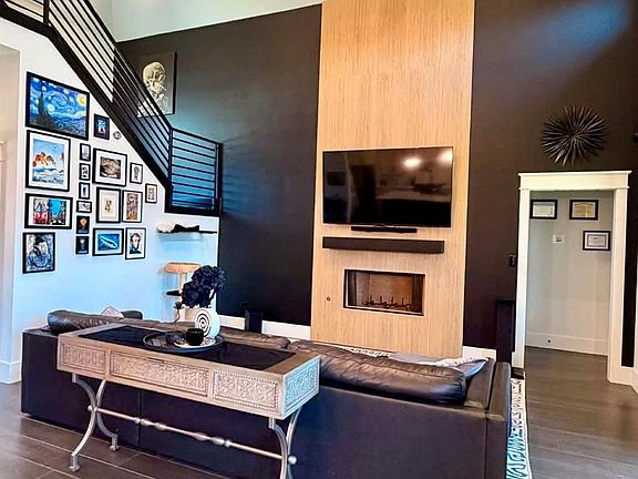5th image of 305 Mandavilla Way