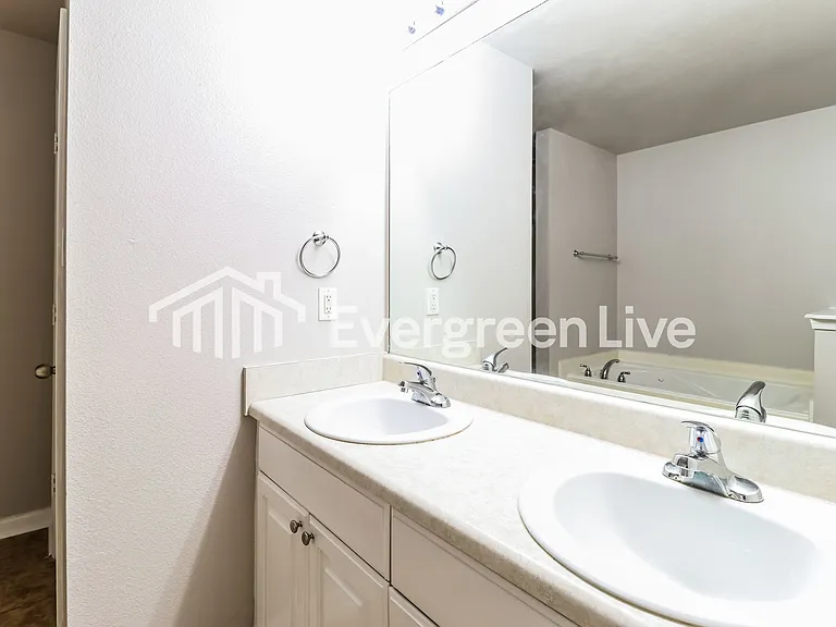 13913 Magnolia Glen Dr — Photo 9