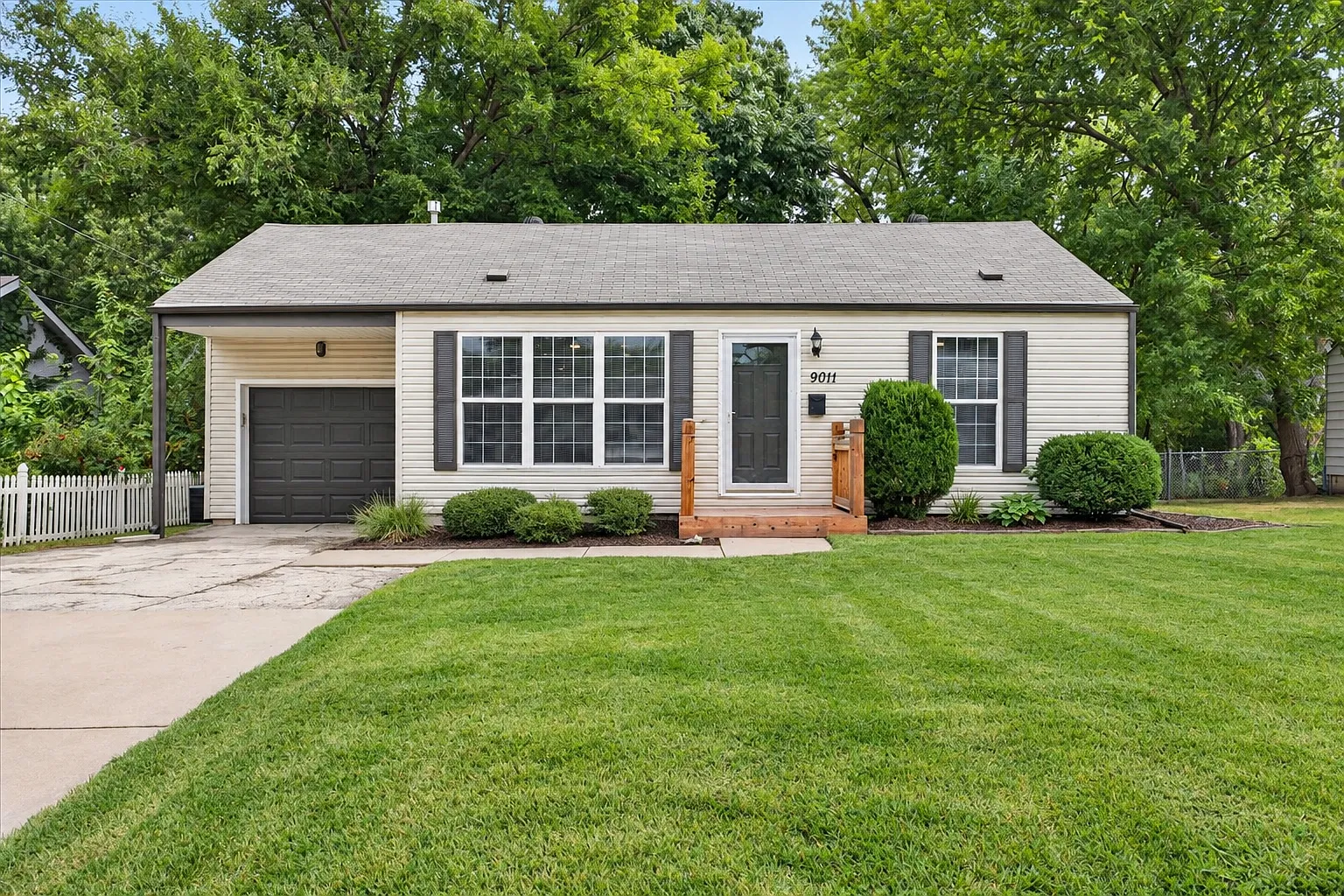 3 bed, 1180 sqft, $2,100 — Photo 1