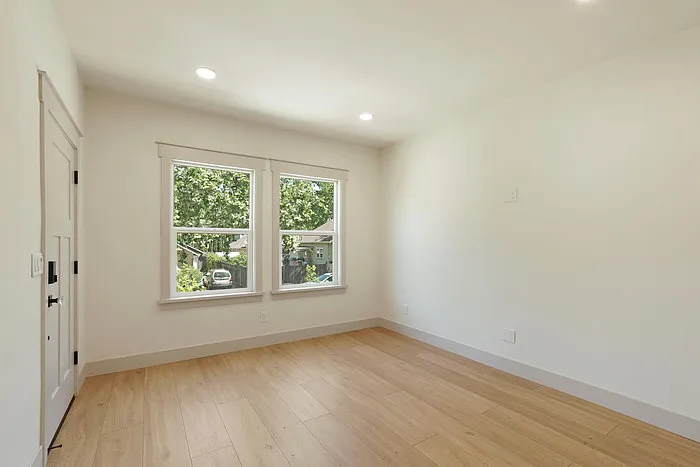 3634 6th Ave — Photo 8
