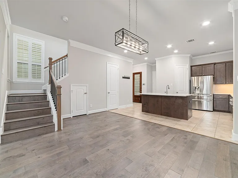 5020 Dickson St — Photo 10