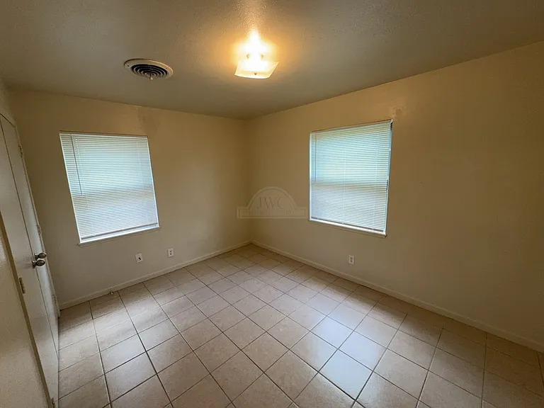 1214 Valentine St — Photo 8