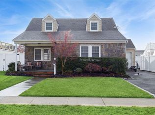 37 W 3rd St, Freeport, NY 11520