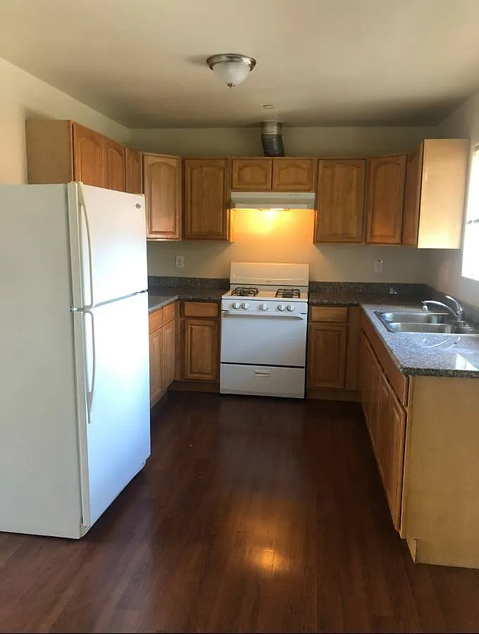 3 bed, 1400 sqft, $4,300 — Photo 4