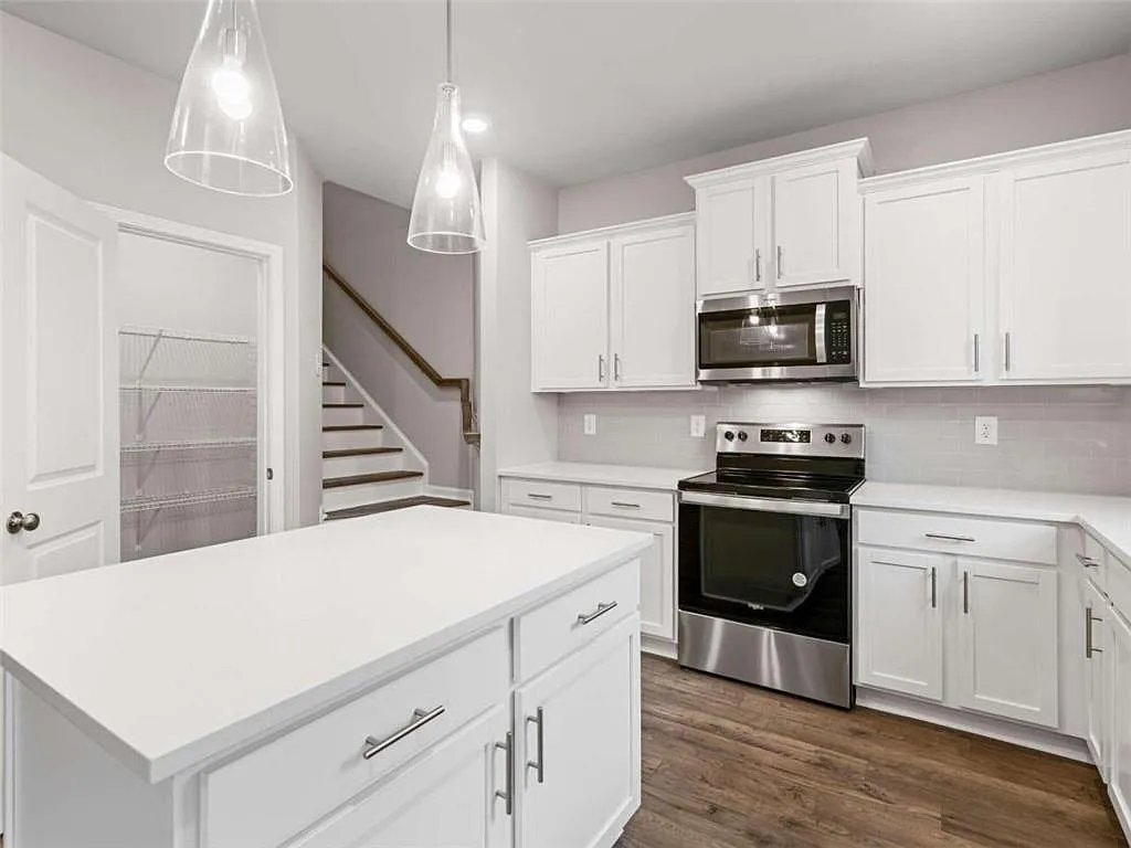 3 bed, 2.5 bath, 1703 sqft, $2,500 — Photo 2