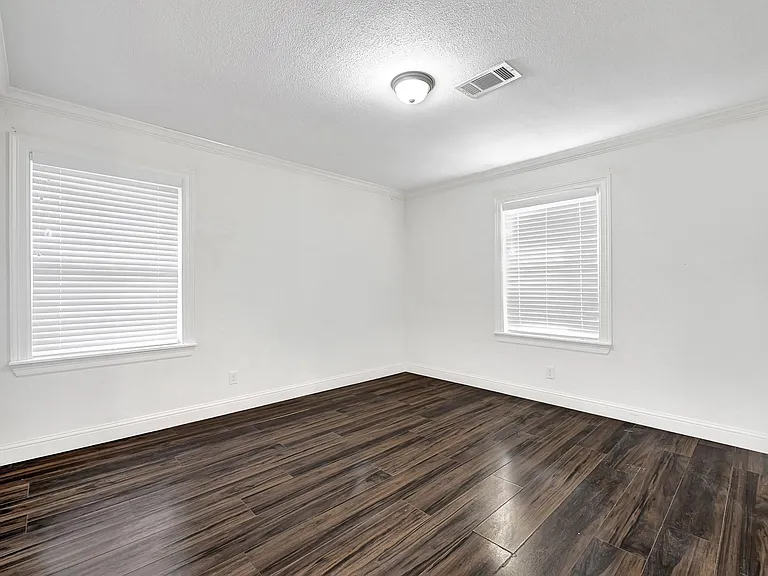 1301 Avenue I — Photo 11