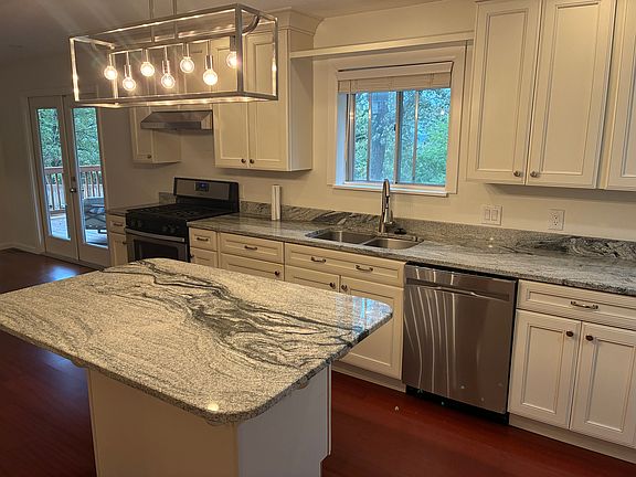 4th image of 1006 W 55th St