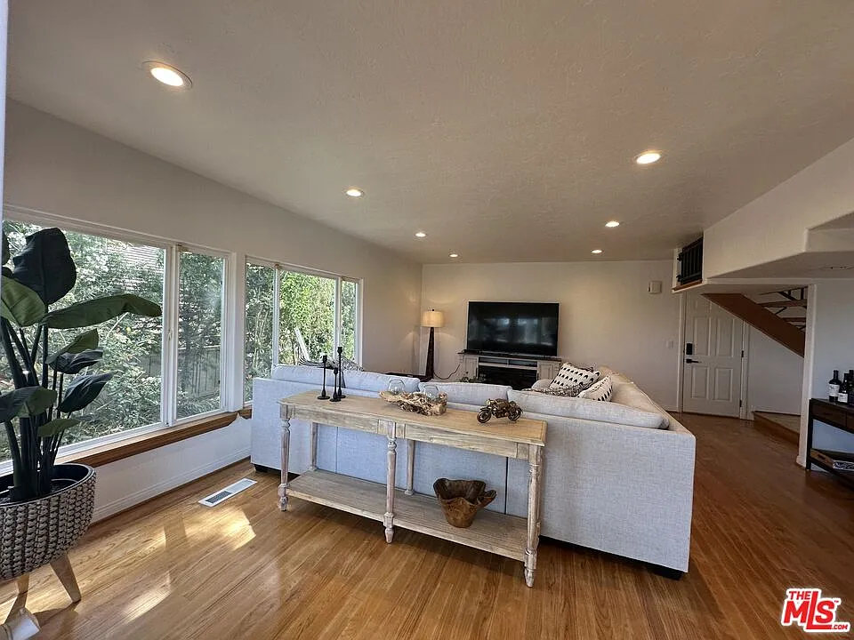 4 bed, 3.0 bath, 2786 sqft, $12,900 — Photo 2
