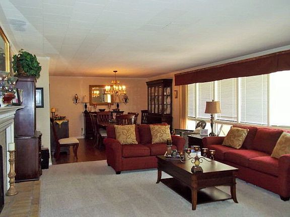 LIVING ROOM LOOK OUT TO POOL