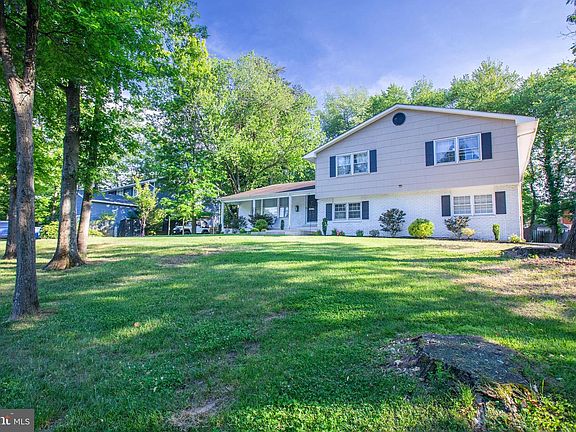 3rd image of 1028 Cardinal Ln