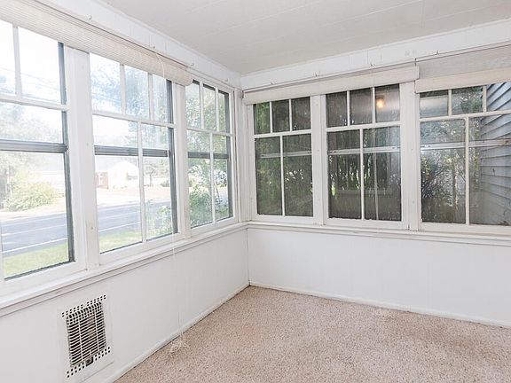 5th image of 5586 Comstock Ave
