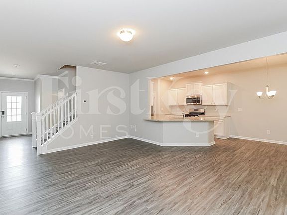 4th image of 305 Pinewood Dr