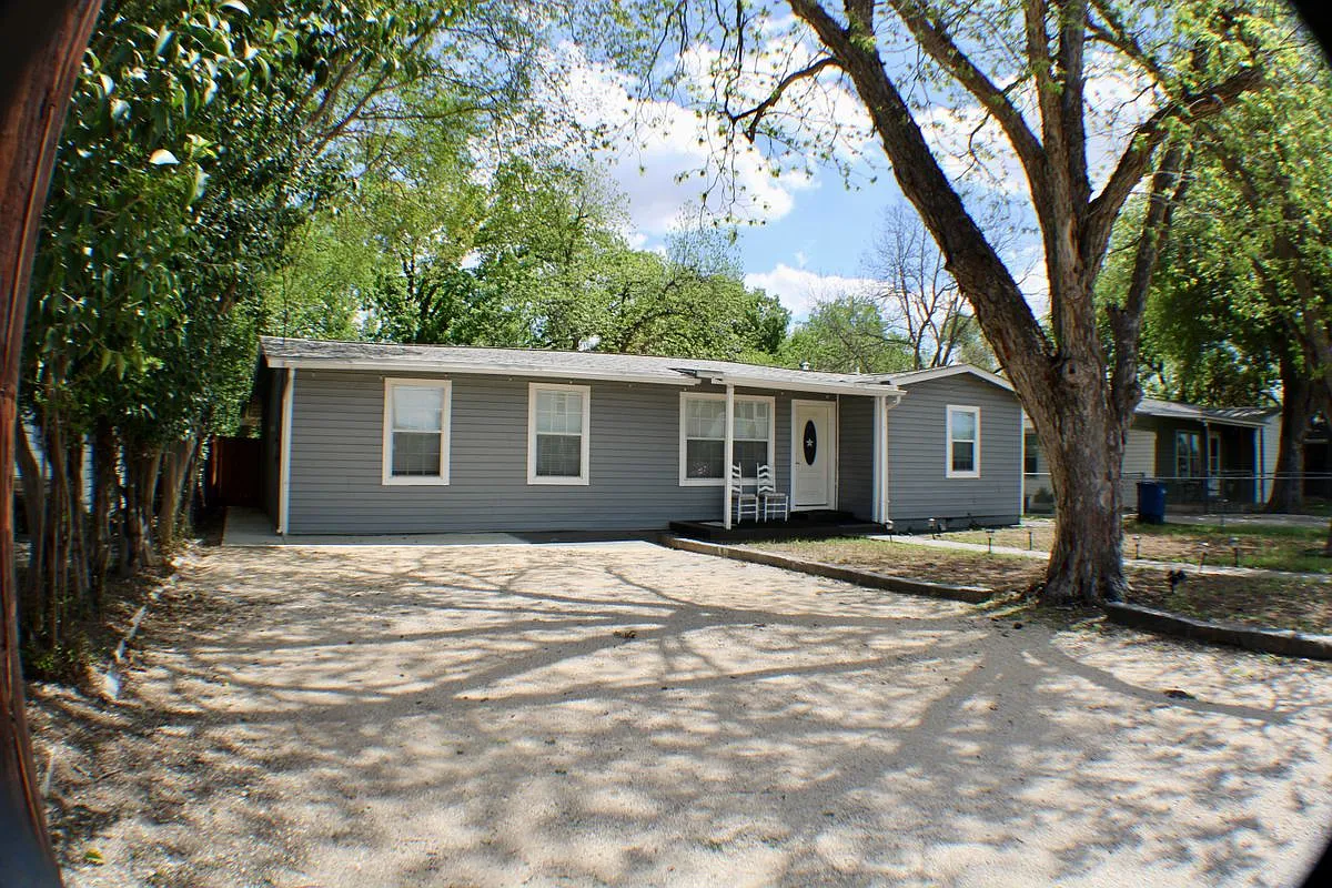 Building Photo - 1141 Katy St