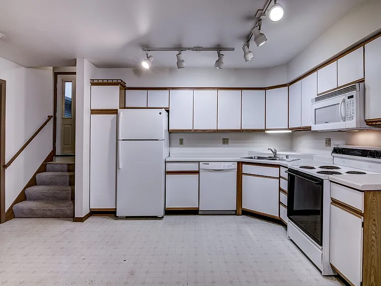 1050 W Hamilton Ave — Photo 6