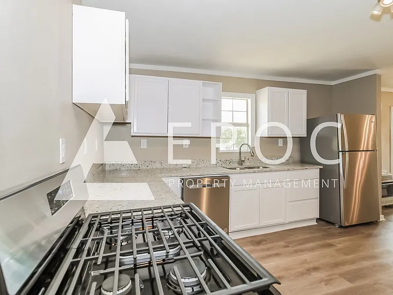 635 E 3rd St — Photo 2