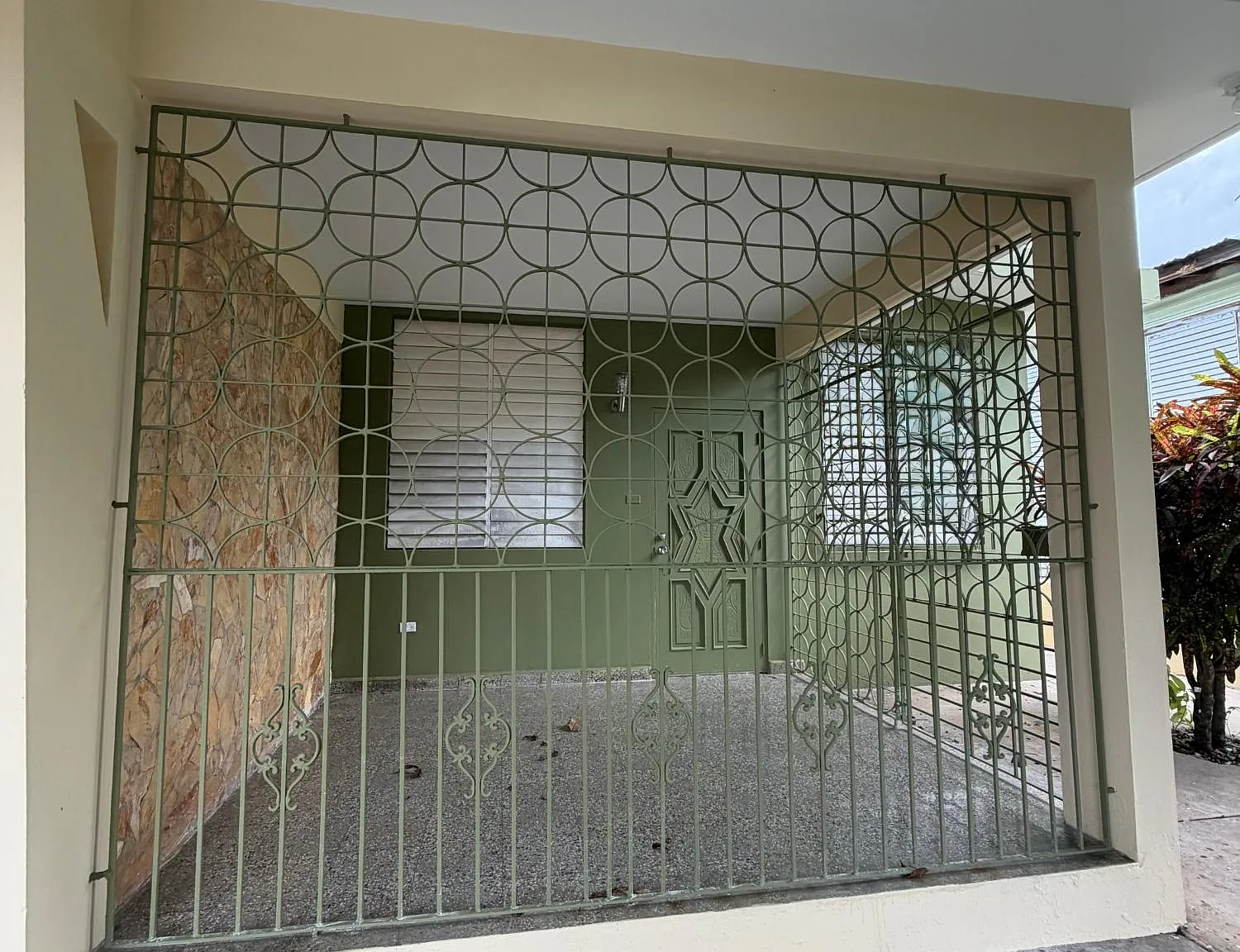 4 bed, 2.5 bath, 825 sqft — Photo 1