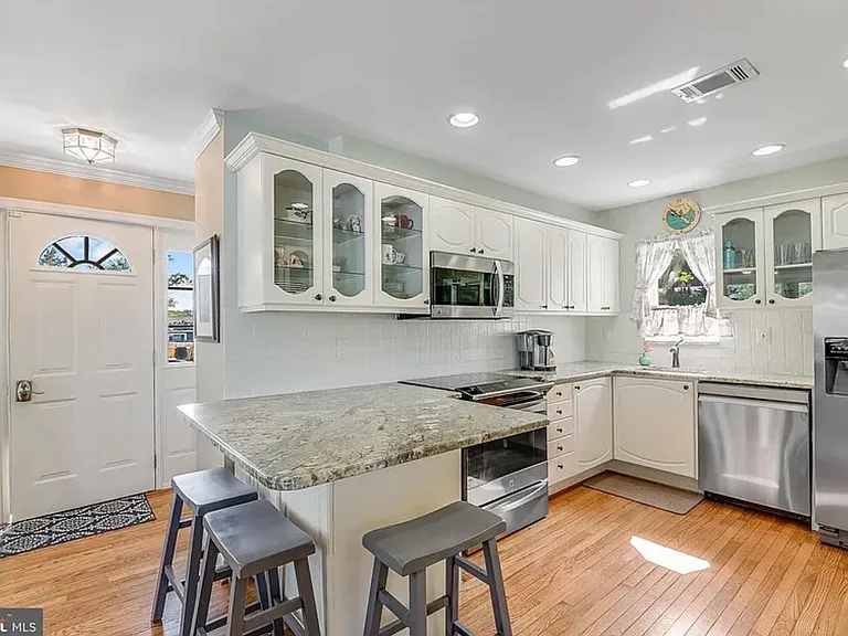 684 N Riverside Dr — Photo 8