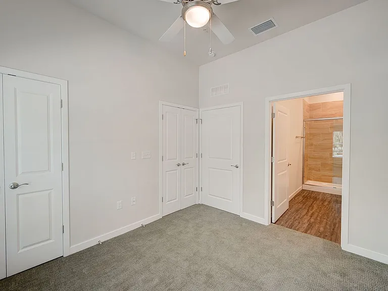 Metro 39 Apartments — Photo 25