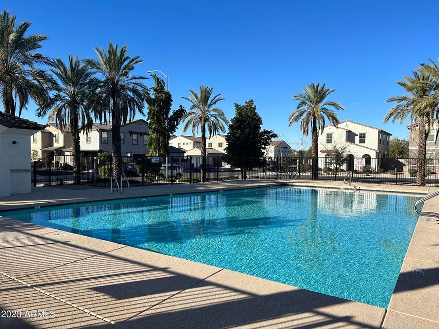 Gorgeous 4 bedroom, 3.5 bath w/2 car garage. Great location in Mesa! — Photo 2