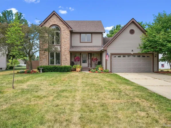 6054 Chatham Ct, Grand Blanc, MI 48439