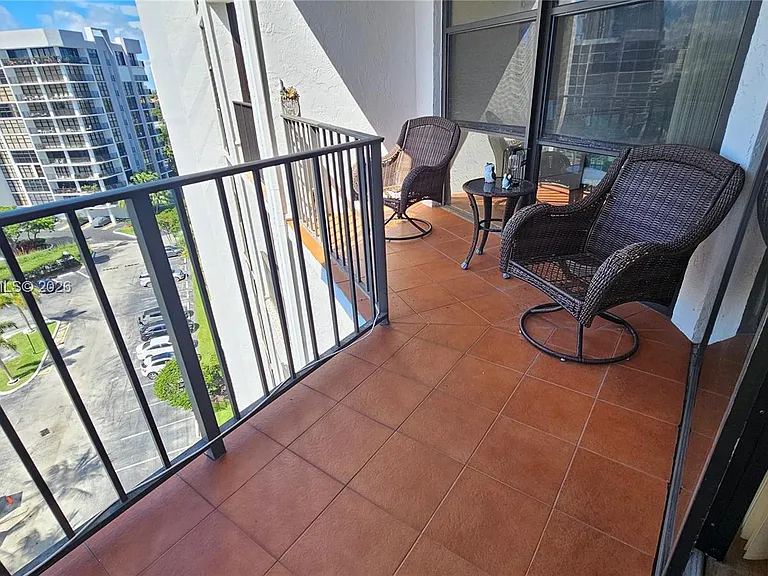 800 Parkview Dr #912 — Photo 18