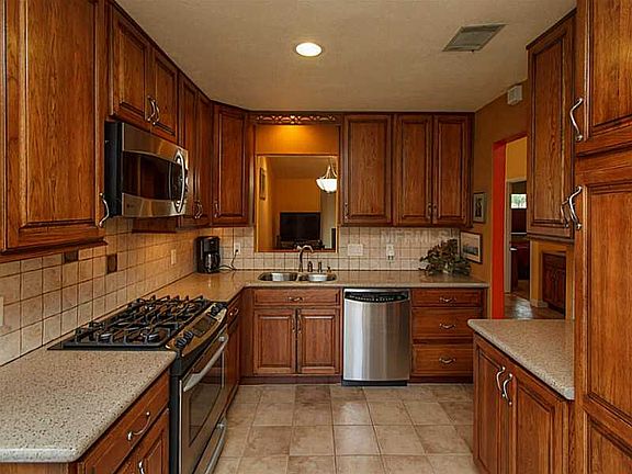 3rd image of 431 Newton Pl