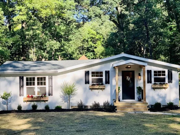 525 Upper Gardens Rd, Fontana, WI 53125