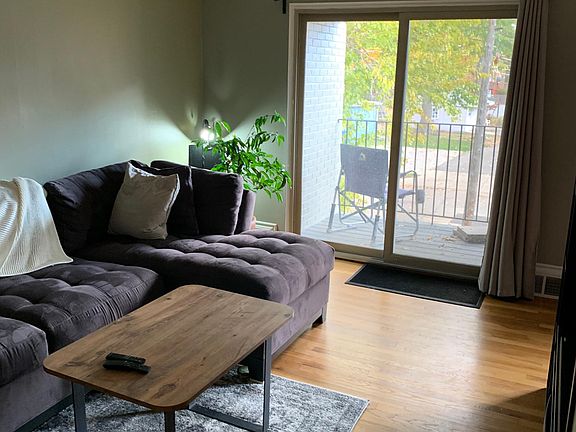 5th image of 925 Laprairie St APT 220