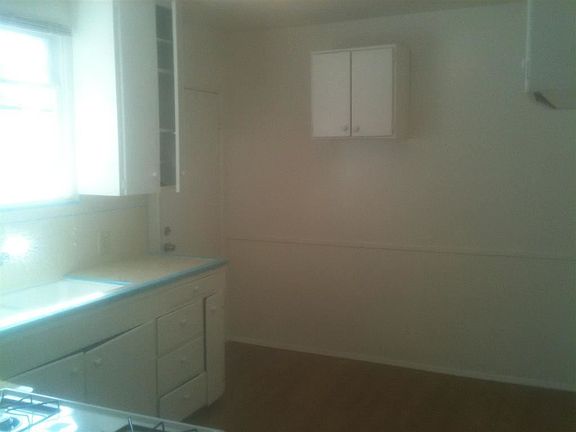 4th image of 543 1/2 Avenue B