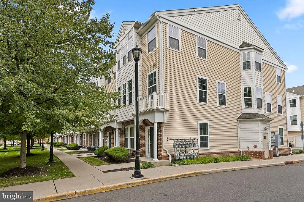 3 bed, 2.5 bath, 1932 sqft, $2,900 — Photo 1