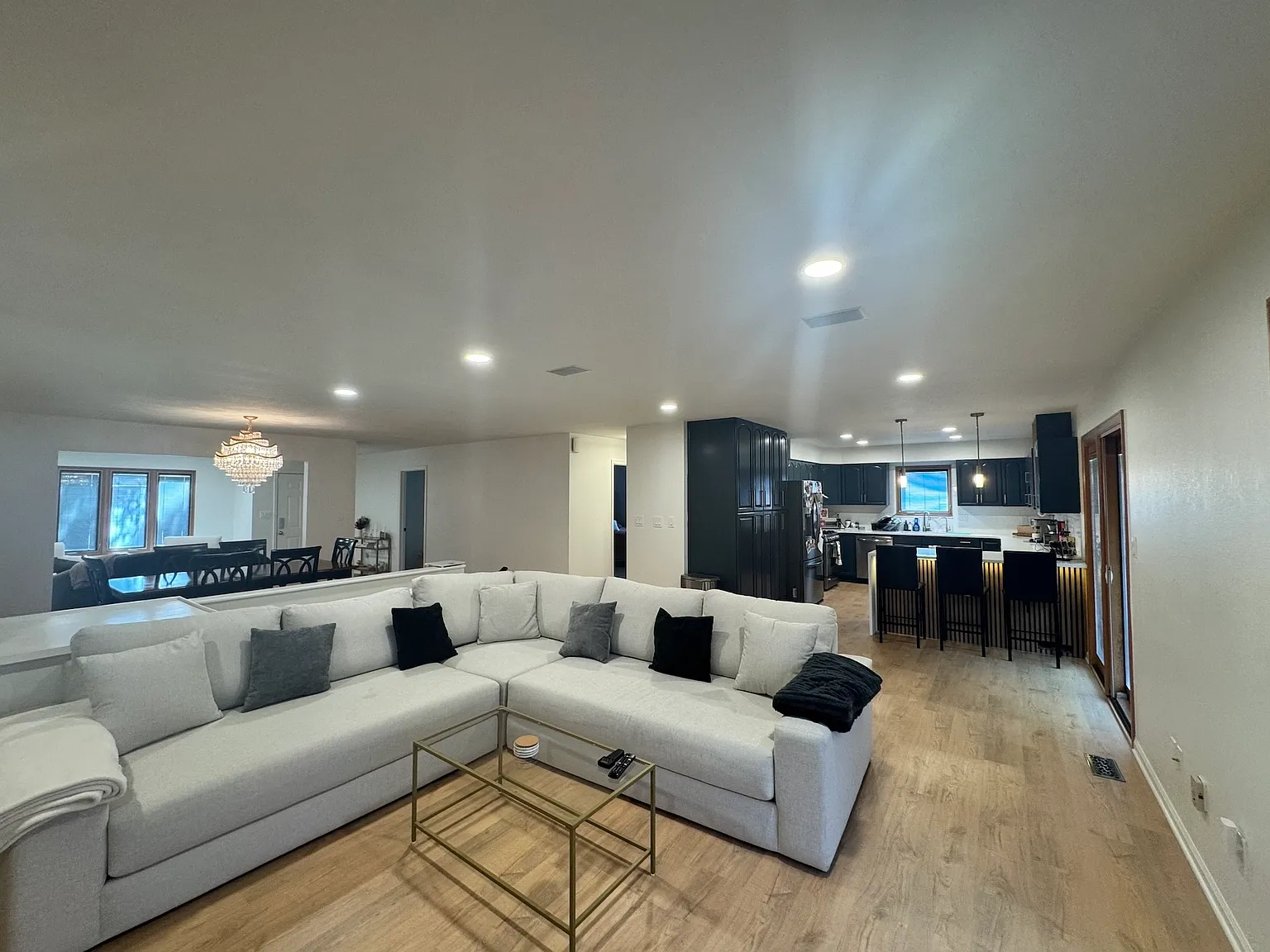 5 bed, 3861 sqft, $4,900 — Photo 2
