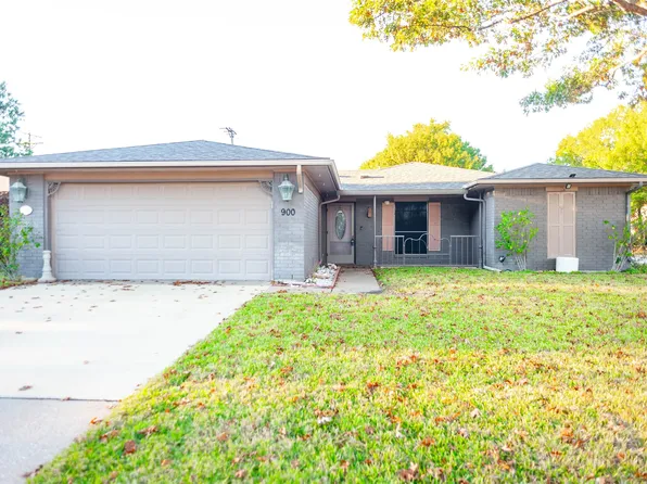 900 Savannah Dr, Ennis, TX 75119